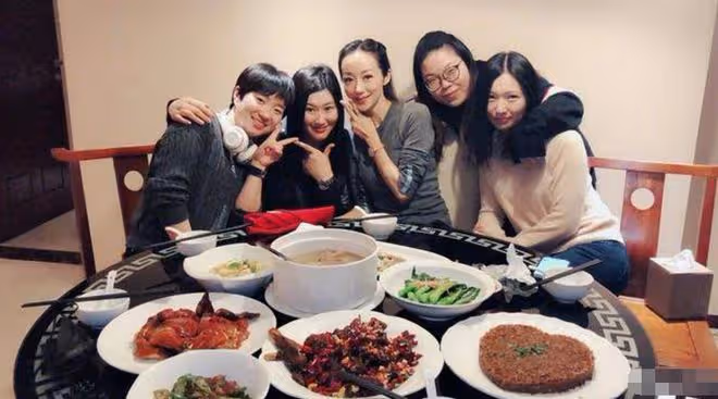 40歲韓雪香港聚餐，膚白貌美戴兩塊手錶，飲食方式被罵人設崩塌