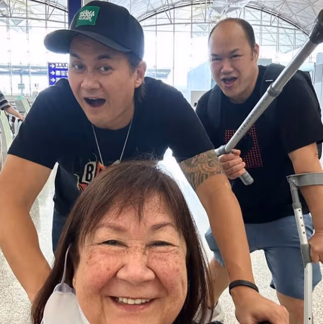 許冠傑一家赴美探望李小龍遺孀!78歲琳達滿頭白髮,已三婚很幸福