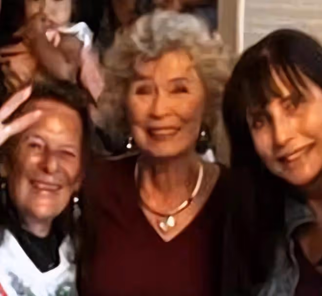 許冠傑一家赴美探望李小龍遺孀!78歲琳達滿頭白髮,已三婚很幸福