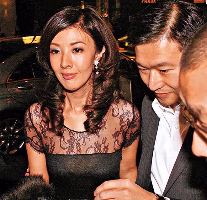 李嘉欣慶53歲生日,60歲姐姐現身保養得宜,兩人長相相似同嫁豪門