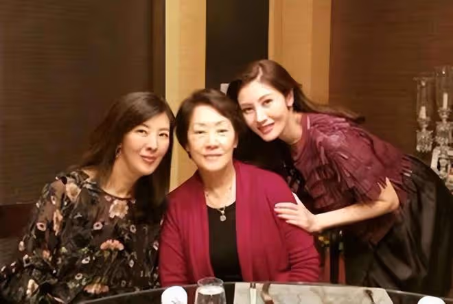 李嘉欣慶53歲生日,60歲姐姐現身保養得宜,兩人長相相似同嫁豪門