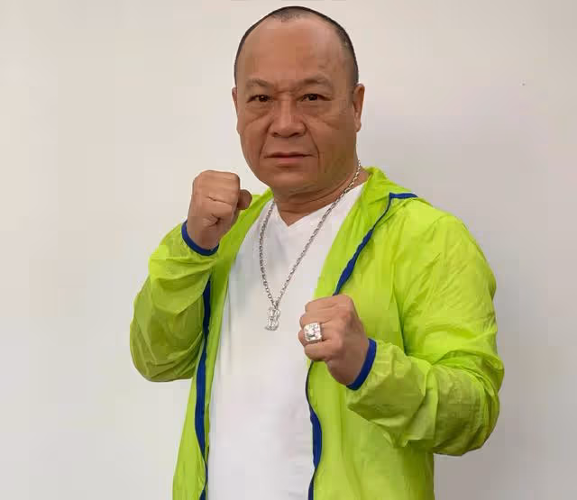 香港知名男星打赤膊紋身搶鏡，曬豪車私人直升飛機，江湖氣息全無