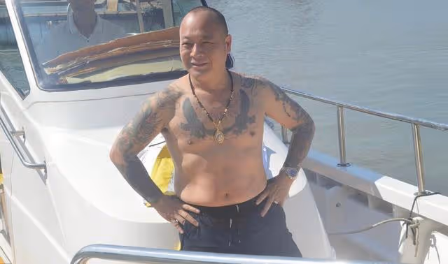 香港知名男星打赤膊紋身搶鏡，曬豪車私人直升飛機，江湖氣息全無