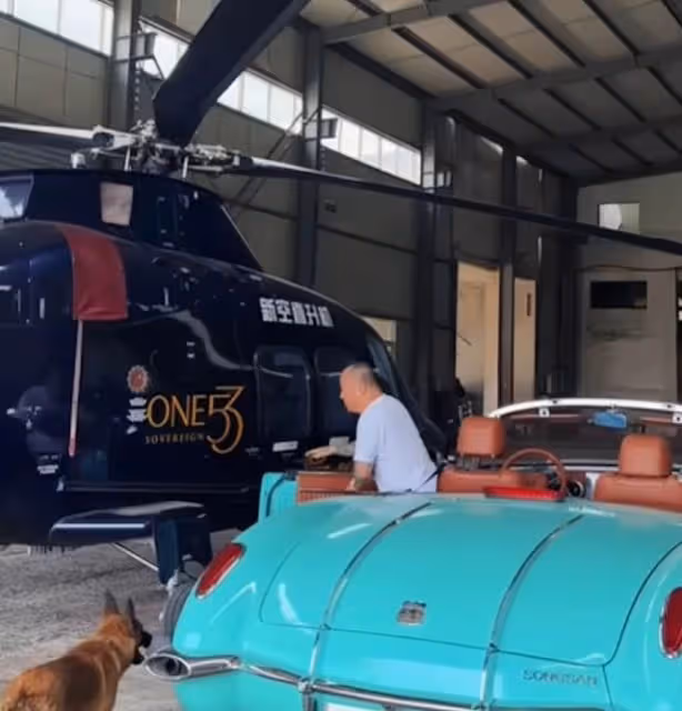 香港知名男星打赤膊紋身搶鏡，曬豪車私人直升飛機，江湖氣息全無