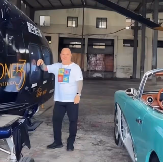 香港知名男星打赤膊紋身搶鏡，曬豪車私人直升飛機，江湖氣息全無