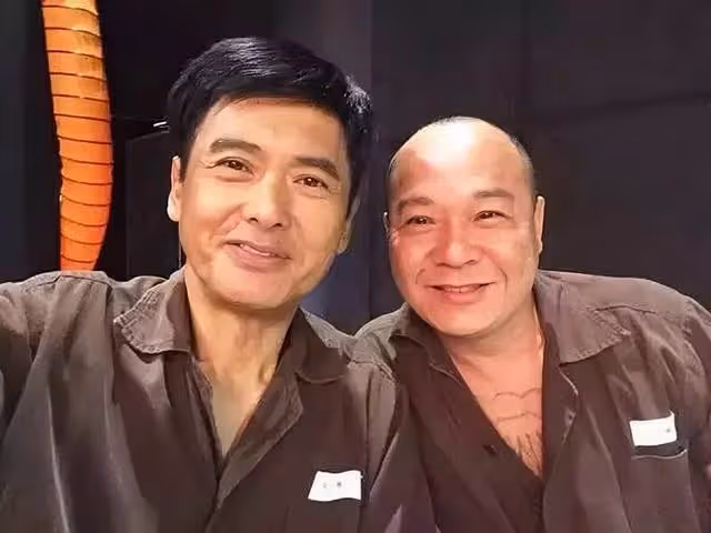 香港知名男星打赤膊紋身搶鏡,曬豪車私人直升飛機,江湖氣息全無