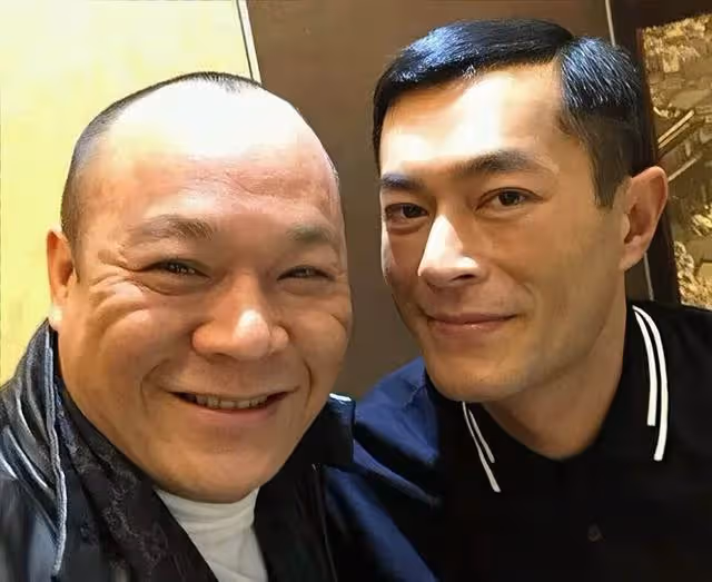 香港知名男星打赤膊紋身搶鏡,曬豪車私人直升飛機,江湖氣息全無