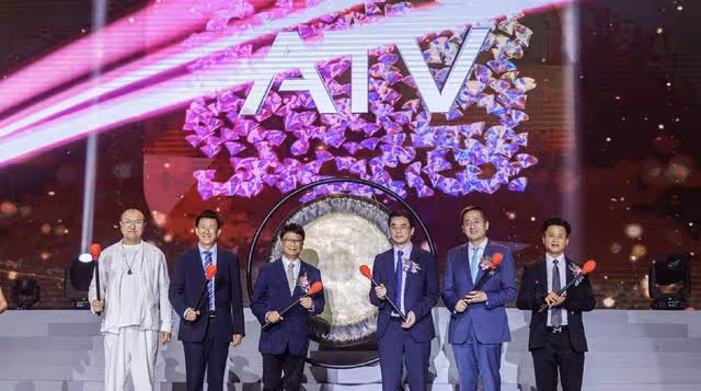 TVB老戲骨現身亞視周年台慶!曝與女友將完婚,兩人相差三十幾歲