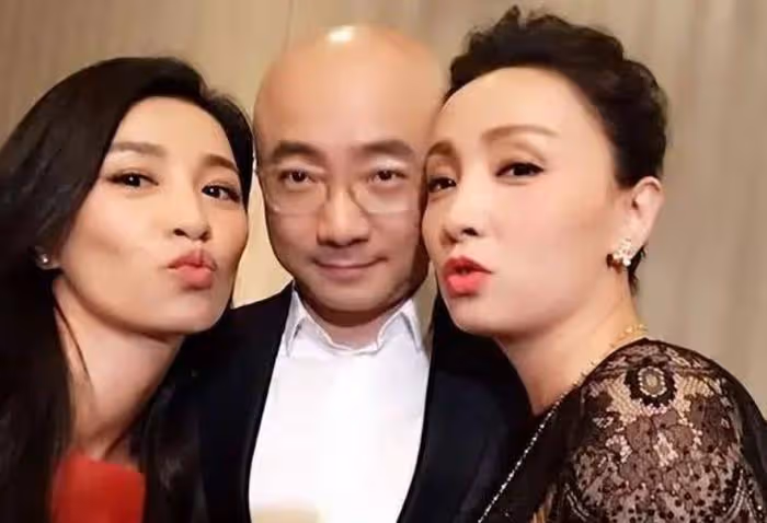 網友曝光陶虹現身英國,神態憔悴手部淤青,細節透露疑和徐崢離婚