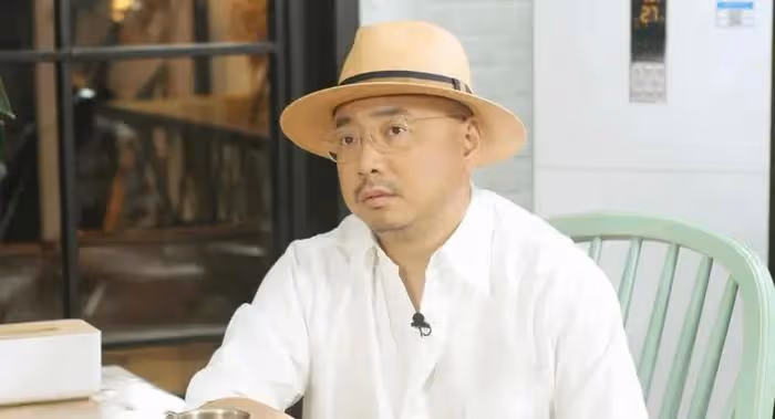 網友曝光陶虹現身英國,神態憔悴手部淤青,細節透露疑和徐崢離婚