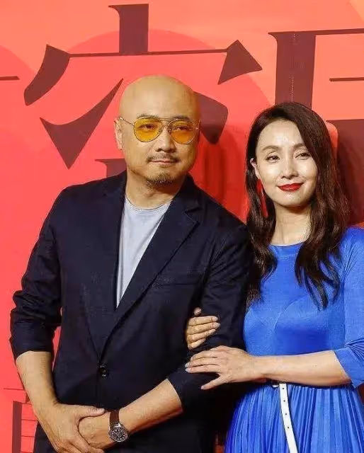 網友曝光陶虹現身英國,神態憔悴手部淤青,細節透露疑和徐崢離婚