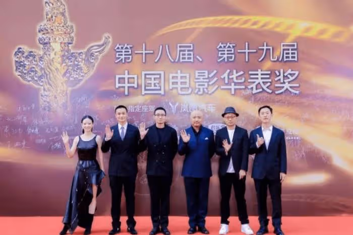 網友曝光陶虹現身英國,神態憔悴手部淤青,細節透露疑和徐崢離婚