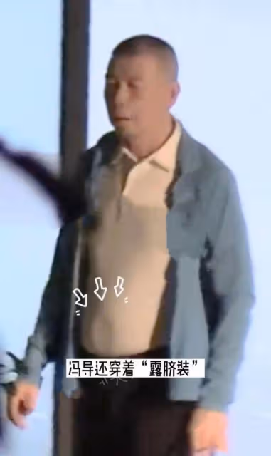 曝馮小剛夜會年輕美女!女方露小蠻腰前凸後翹,張嘉譯笑眯眯現身