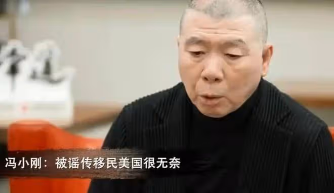曝馮小剛夜會年輕美女!女方露小蠻腰前凸後翹,張嘉譯笑眯眯現身