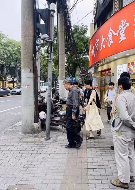 余秋雨夫婦手牽手低調逛街!男方頭髮花白,馬蘭穿拖鞋仍優雅貌美