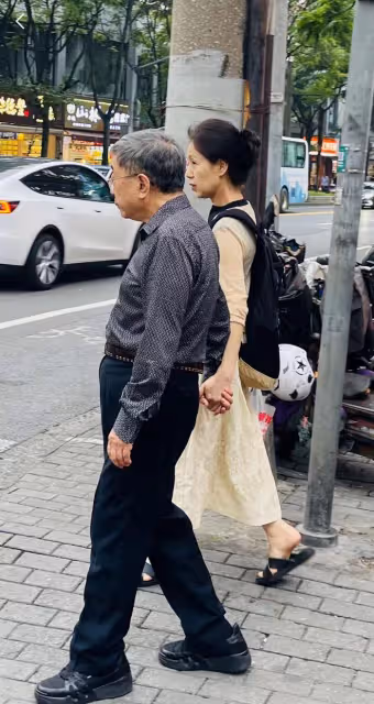 余秋雨夫婦手牽手低調逛街!男方頭髮花白,馬蘭穿拖鞋仍優雅貌美