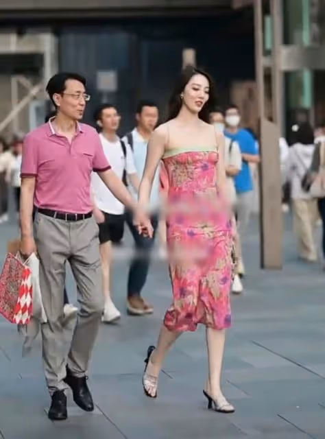 名企領導與下屬牽手逛街被拍!女方身份被扒不簡單,官方火速回應