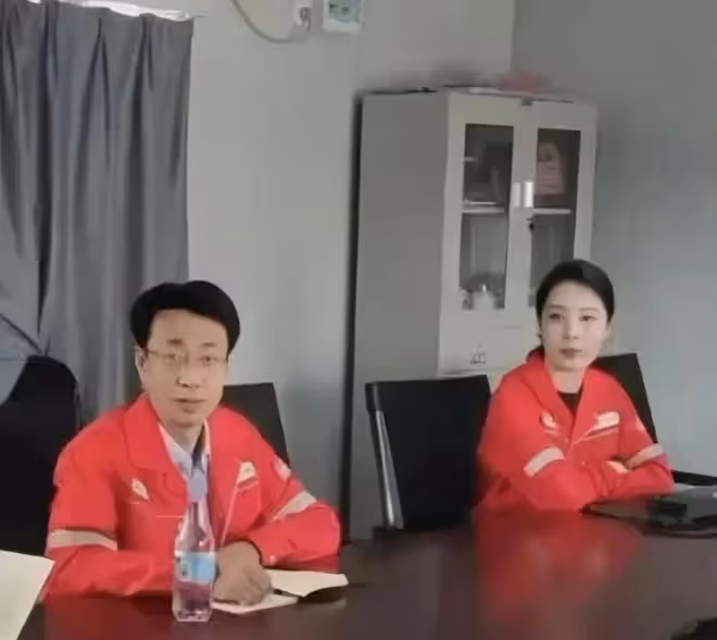 名企領導與下屬牽手逛街被拍!女方身份被扒不簡單,官方火速回應