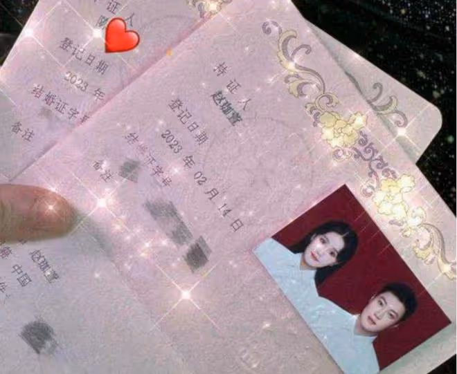 趙本山女兒曬答謝宴現場,男方穿西裝太秀氣,被指像兩個女生結婚