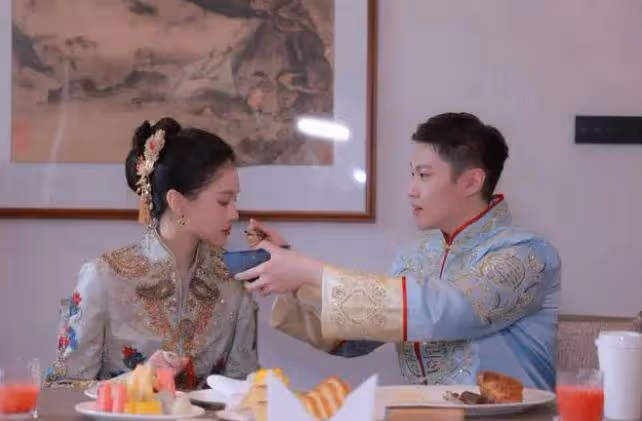 趙本山女兒曬答謝宴現場,男方穿西裝太秀氣,被指像兩個女生結婚