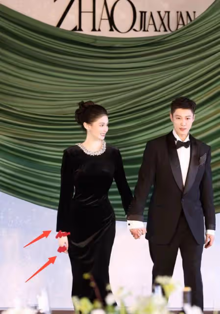 趙本山女兒曬答謝宴現場,男方穿西裝太秀氣,被指像兩個女生結婚