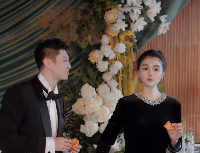 趙本山女兒曬答謝宴現場,男方穿西裝太秀氣,被指像兩個女生結婚