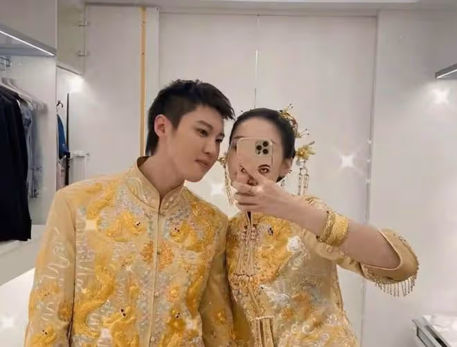 趙本山女兒曬答謝宴現場,男方穿西裝太秀氣,被指像兩個女生結婚