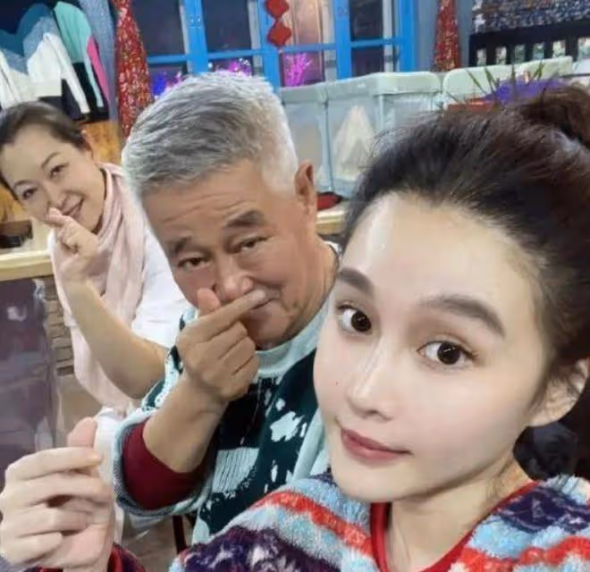 趙本山女兒曬答謝宴現場,男方穿西裝太秀氣,被指像兩個女生結婚
