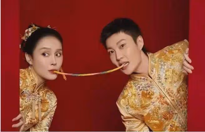 趙本山女兒曬答謝宴現場,男方穿西裝太秀氣,被指像兩個女生結婚