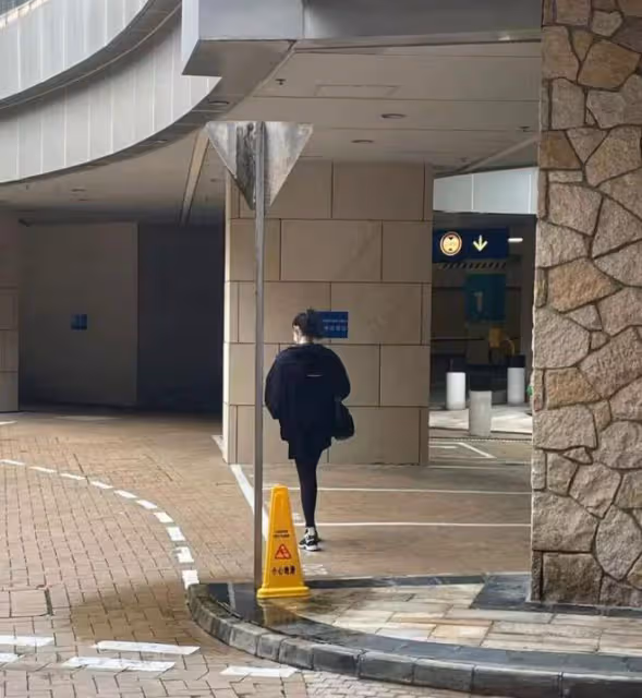 奚夢瑤港大上課被偶遇,身材高挑氣質出眾,近照被贊又白又瘦
