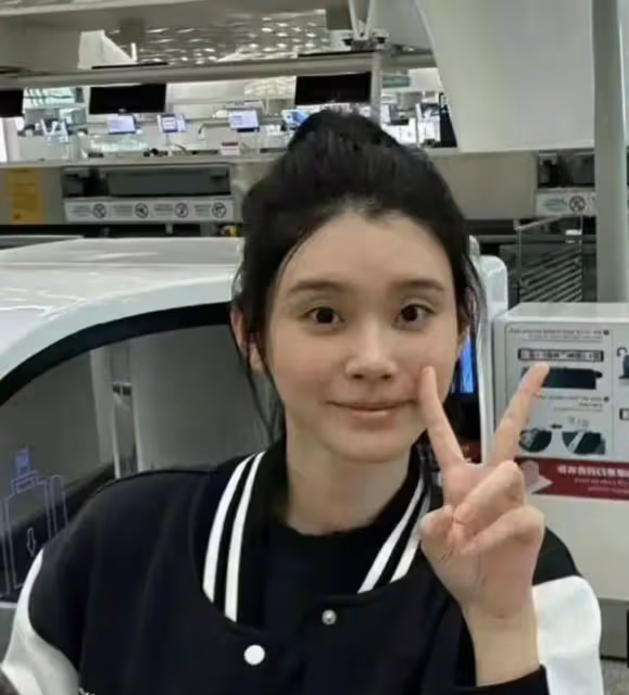 奚夢瑤港大上課被偶遇,身材高挑氣質出眾,近照被贊又白又瘦