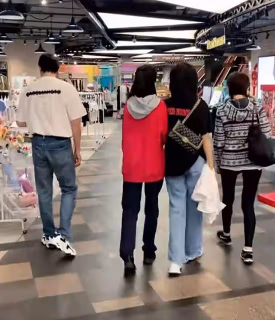 陸毅一家逛街被偶遇,14歲貝兒個子趕超媽媽,一雙美腿又長又細