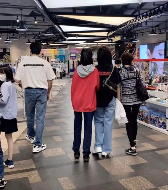 陸毅一家逛街被偶遇,14歲貝兒個子趕超媽媽,一雙美腿又長又細