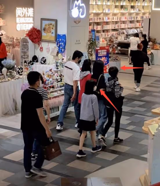 陸毅一家逛街被偶遇,14歲貝兒個子趕超媽媽,一雙美腿又長又細