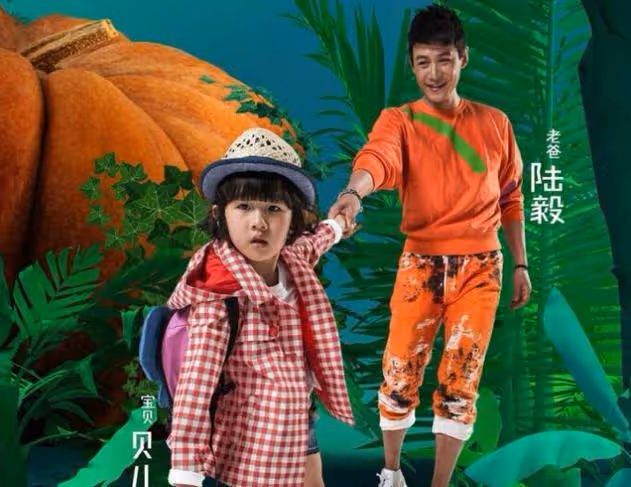 陸毅一家逛街被偶遇,14歲貝兒個子趕超媽媽,一雙美腿又長又細