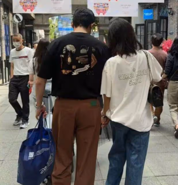 陸毅一家逛街被偶遇,14歲貝兒個子趕超媽媽,一雙美腿又長又細