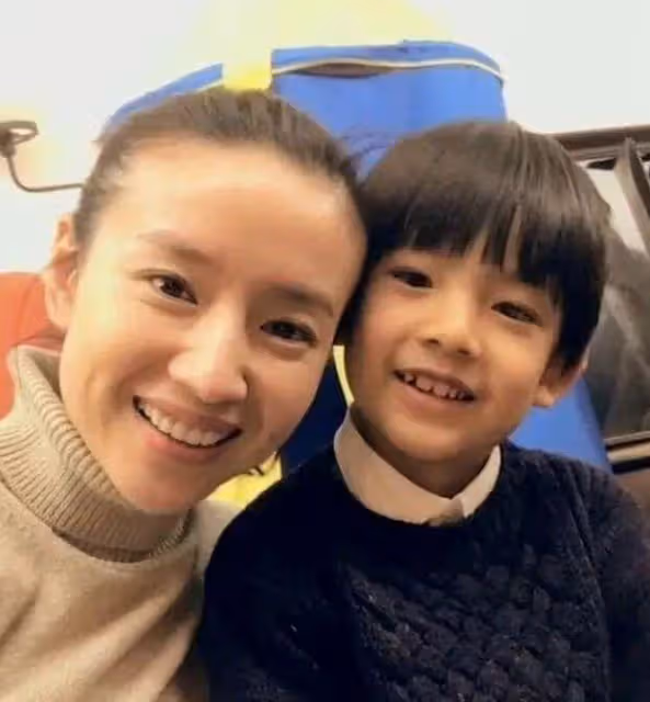 董潔稱從未埋怨過潘粵明,評論區遭到翻車,與王大治過往又被提起