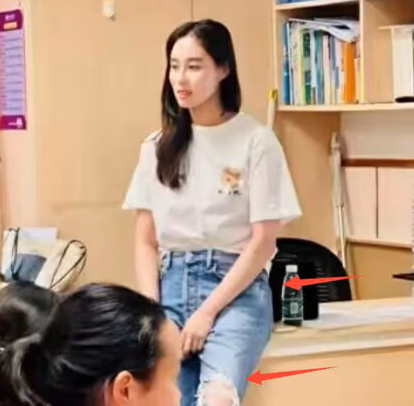 何超欣現身清華附小當老師,不顧形象坐桌子上,穿破洞褲遭吐槽