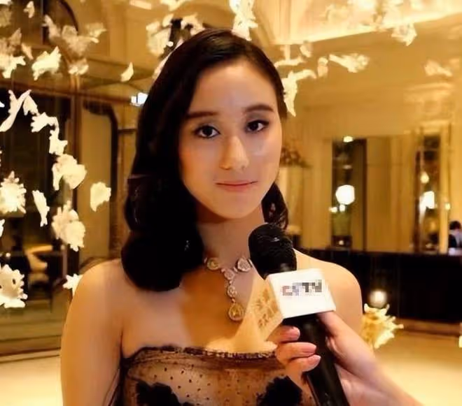 何超欣現身清華附小當老師，不顧形象坐桌子上，穿破洞褲遭吐槽