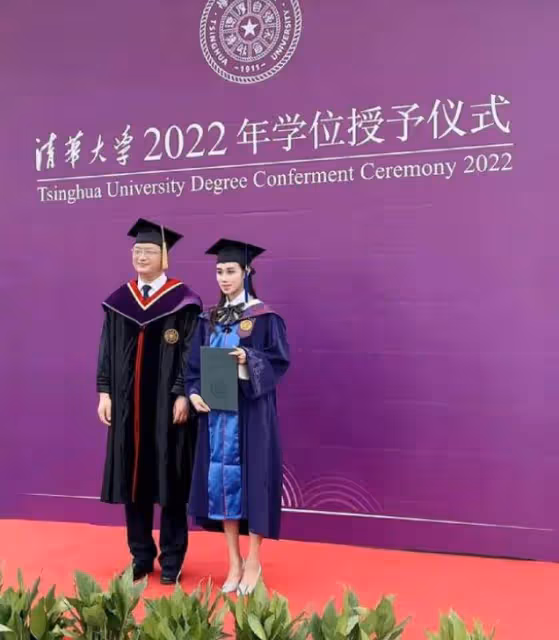 何超欣現身清華附小當老師，不顧形象坐桌子上，穿破洞褲遭吐槽