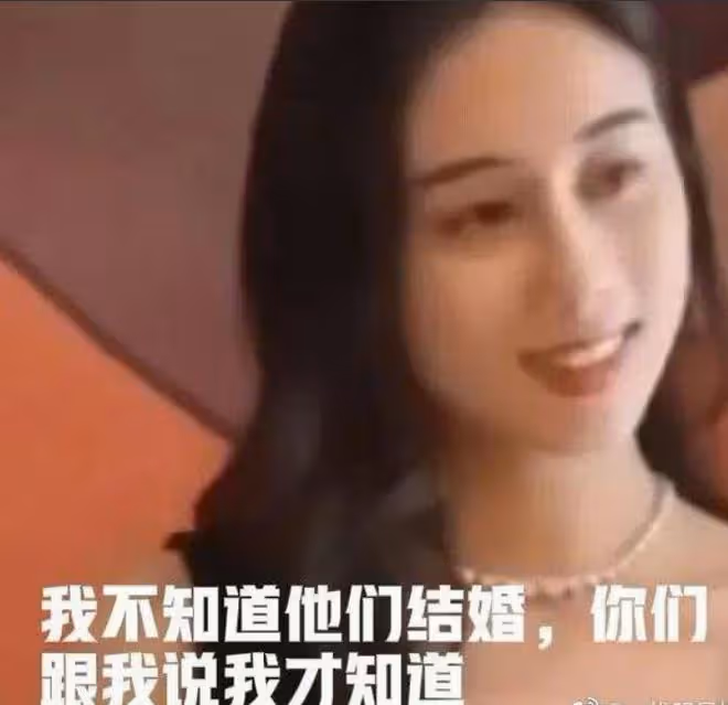 何超欣現身清華附小當老師，不顧形象坐桌子上，穿破洞褲遭吐槽