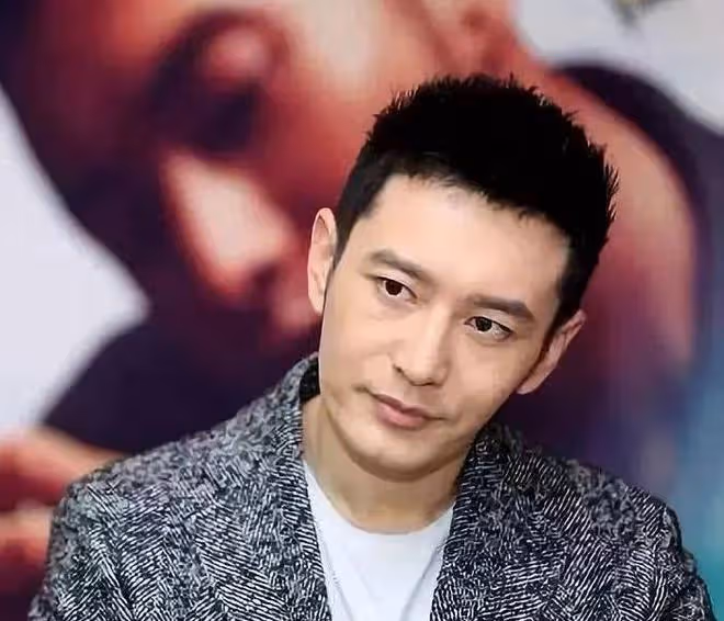 黃曉明和新女友現身酒吧，兩人玩到凌晨才出門，女方著裝酷似baby
