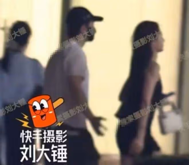 黃曉明和新女友現身酒吧，兩人玩到凌晨才出門，女方著裝酷似baby