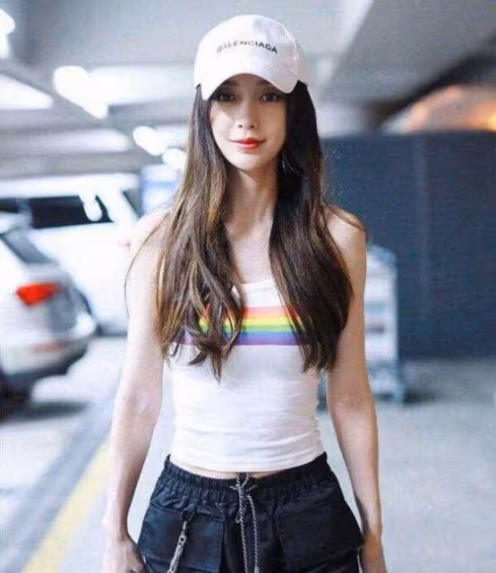 黃曉明和新女友現身酒吧，兩人玩到凌晨才出門，女方著裝酷似baby