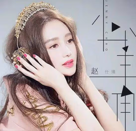黃曉明和新女友現身酒吧,兩人玩到凌晨才出門,女方著裝酷似baby