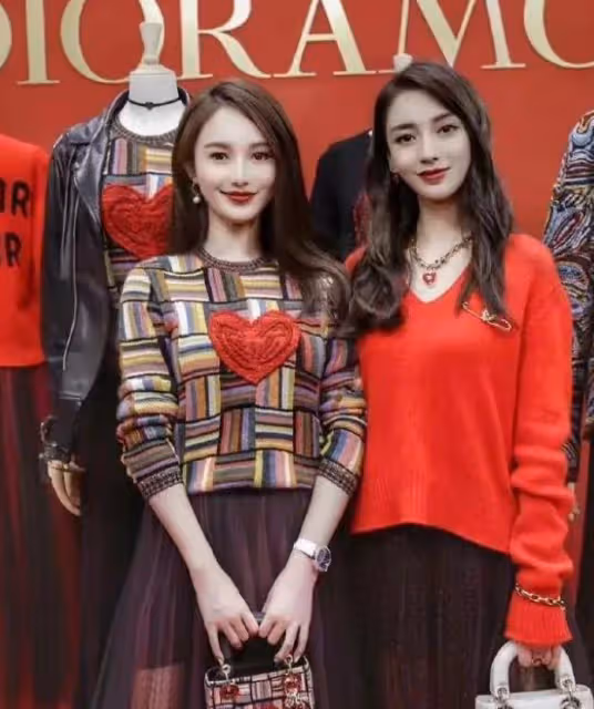 黃曉明和新女友現身酒吧,兩人玩到凌晨才出門,女方著裝酷似baby