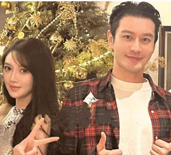 黃曉明和新女友現身酒吧,兩人玩到凌晨才出門,女方著裝酷似baby