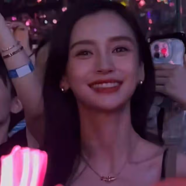 黃曉明和新女友現身酒吧,兩人玩到凌晨才出門,女方著裝酷似baby