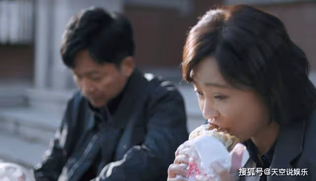 《熟年》在民政局門口,大口啃煎餅的張春梅,把婚姻的隱忍全暴露了