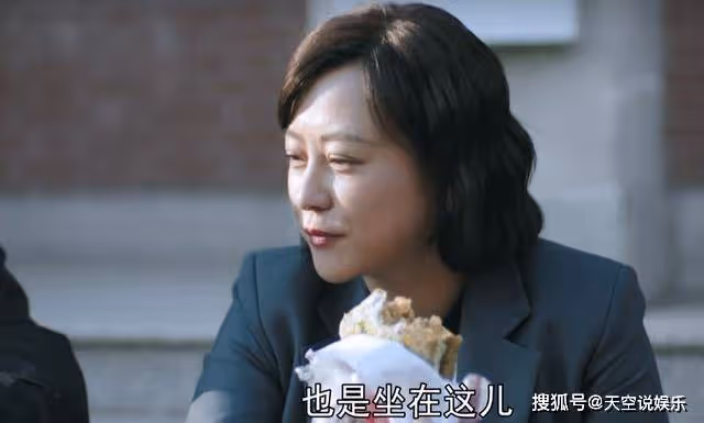 《熟年》在民政局門口,大口啃煎餅的張春梅,把婚姻的隱忍全暴露了